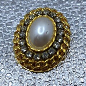 A Vintage Faux Pearl Cabochon Scarf Clip Rhinestone Gold Tone Grandmacore As-Is